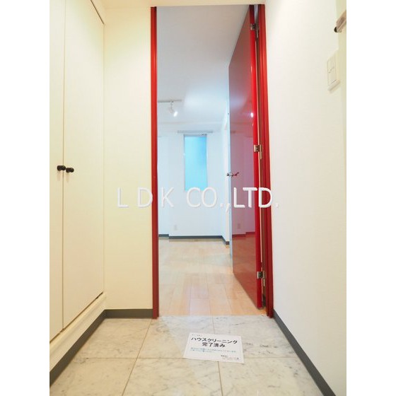 玄関　大きなシューズボックスつき