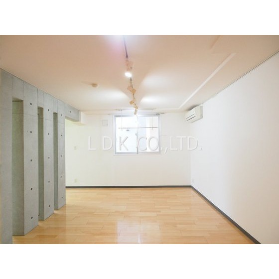 居室・リビング　オシャレな照明付き