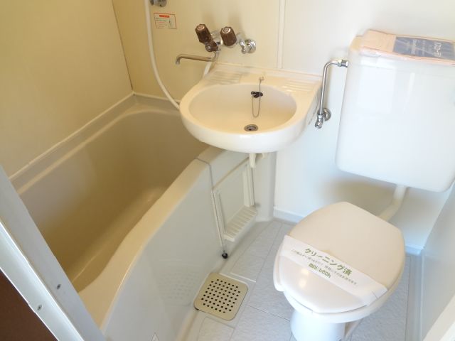 バス・シャワールーム　コンパクトに洗面台もついてます