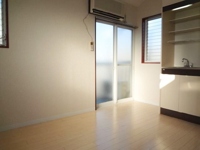 居室・リビング　窓が大きいので明るいお部屋です。