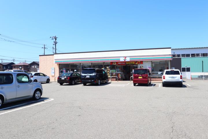 コンビニ　セブン－イレブン金沢近岡町店（コンビニ）まで394m