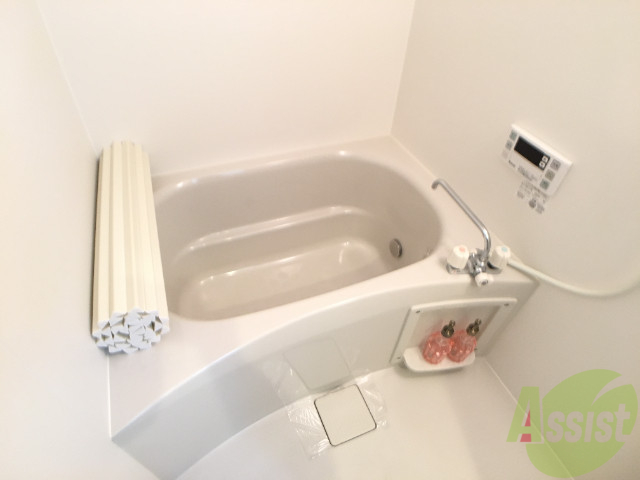 バス・シャワールーム　広いバスタブで足を伸ばしてのんびり休めますね。