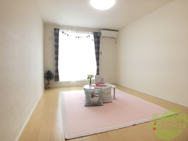 居室・リビング　大きな窓にたくさんの光が差し込みますね。