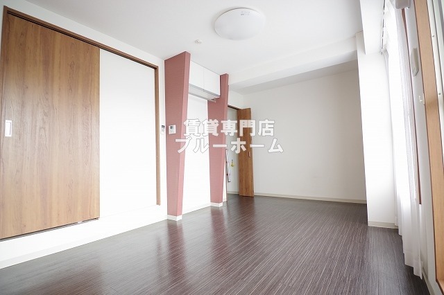 居室・リビング　8.8帖の明るい洋室！