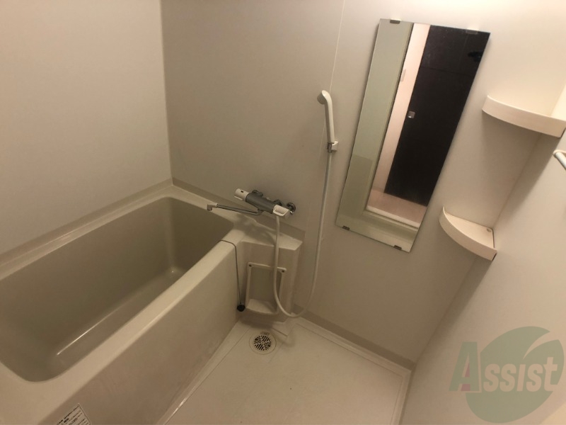 バス・シャワールーム　こちらはお風呂。一日の疲れをここで癒してください。