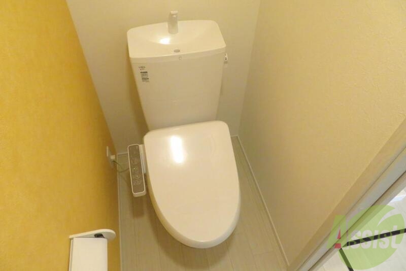 トイレ　トイレは温水洗浄付き。そして程よい広さ。落ち着きます。