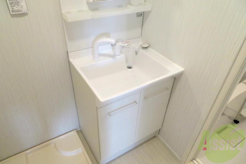 洗面設備　シャワー付きなので洗髪、洗顔、歯磨き等全部できちゃいます。