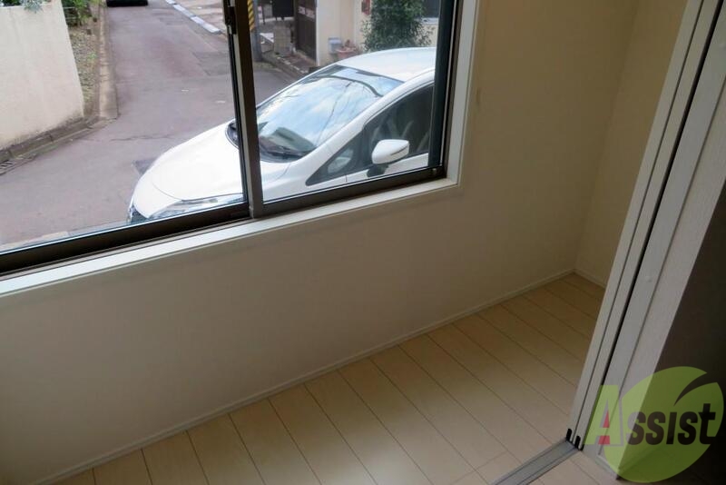 バルコニー　サンルームは日もしかり当たるので洗濯物も良く乾くと思います。