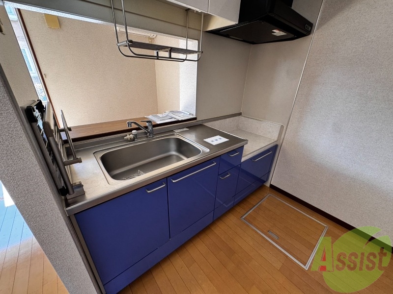 キッチン　こちらはキッチンです。広々としたキッチンですね。