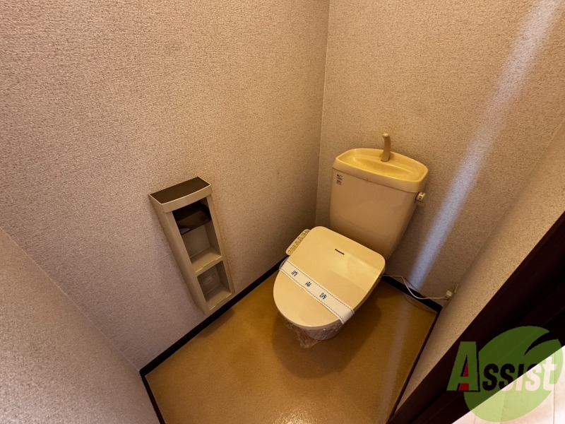 トイレ　こちらはトイレです。ピカピカなトイレで、気持ちも良いですね。