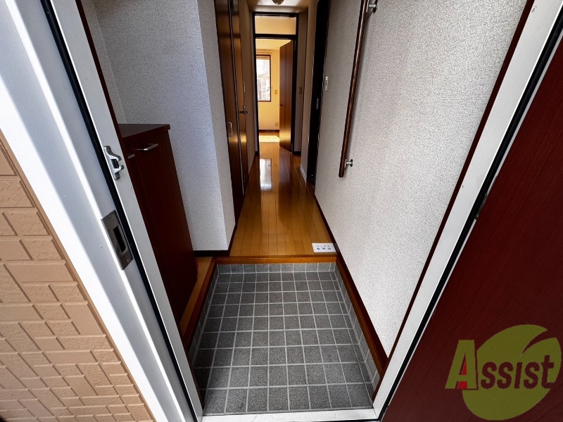 玄関　こちらは玄関になります。扉を開けるととても明るいですね。