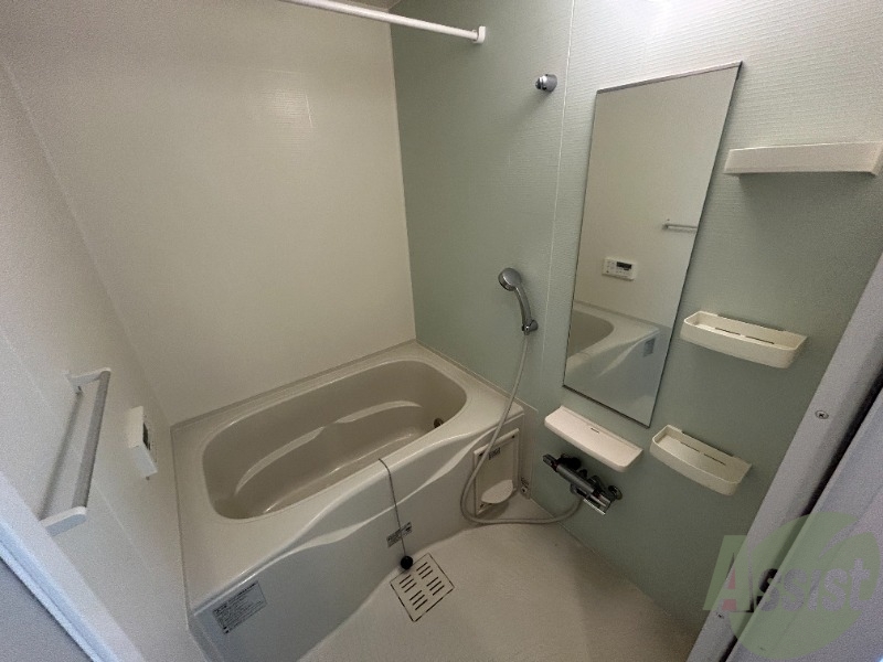 バス・シャワールーム　落ち着いたデザインの浴室。ゆったりできそうです。