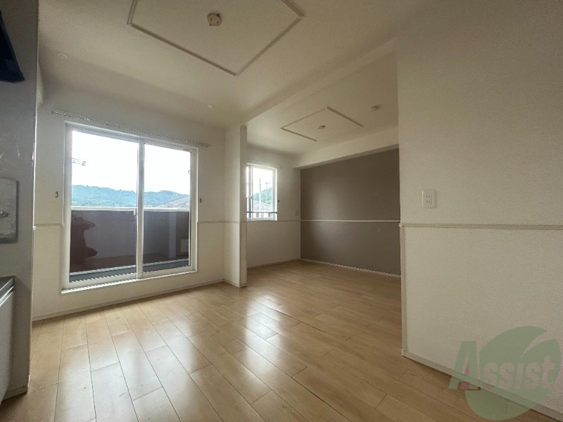 居室・リビング　１０．３帖のＬＤＫです。広々としてきれいですね。