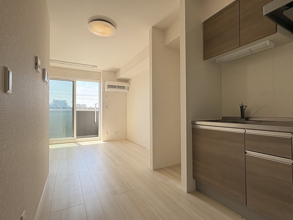 居室・リビング　南向き最上階・前面棟なく陽当り良好です。エアコン完備