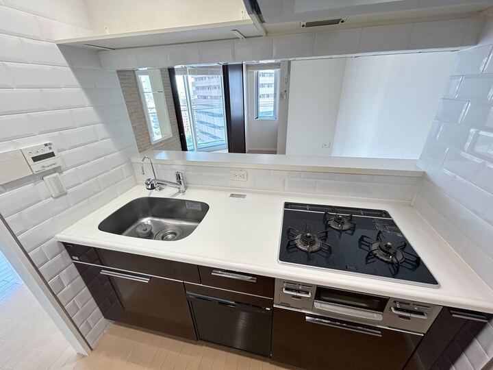 キッチン　ディスポーザー、食器乾燥機、三口コンロ付きのキッチン