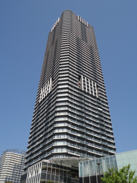 建物外観　駅直結の築浅タワーマンション。