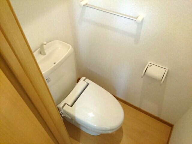 トイレ　温水洗浄暖房便座ついてます♪