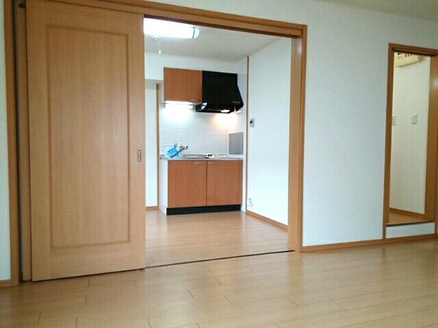 居室・リビング　エアコン付きで快適に過ごせます♪