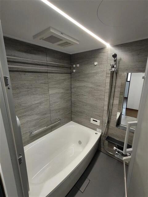 バス・シャワールーム　ゆったり使えるバスルーム