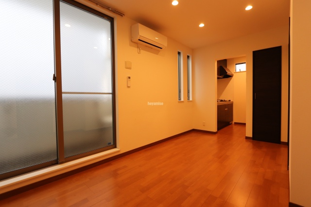 居室・リビング　写真は２０３号です。