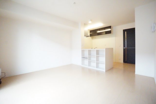 居室・リビング　※同物件・反転タイプの写真です。