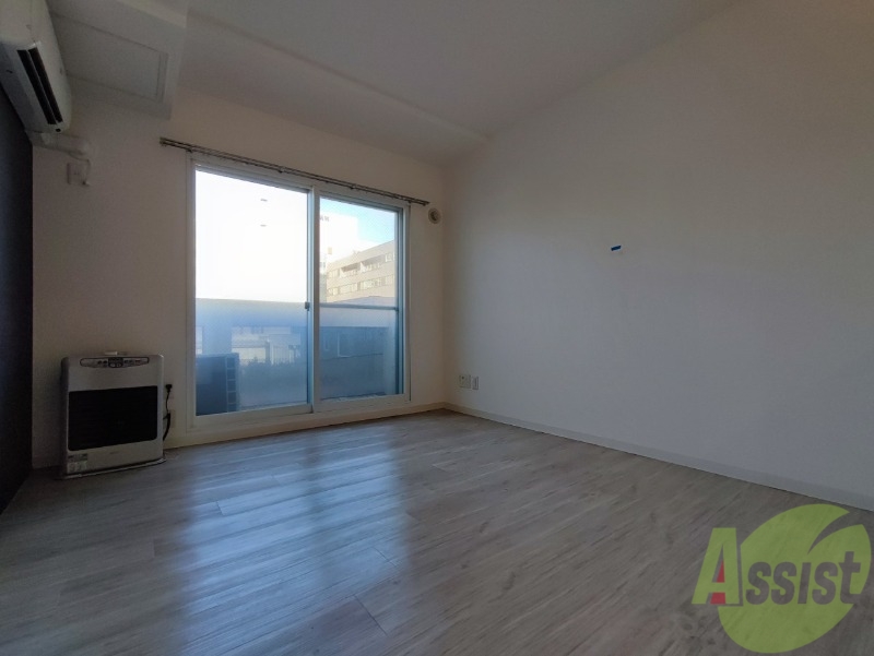 居室・リビング　フローリングと壁のカラーが明るい雰囲気ですね！