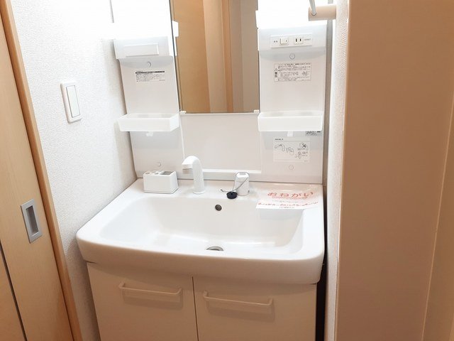 洗面設備　ゆったりとスペースのある洗面所