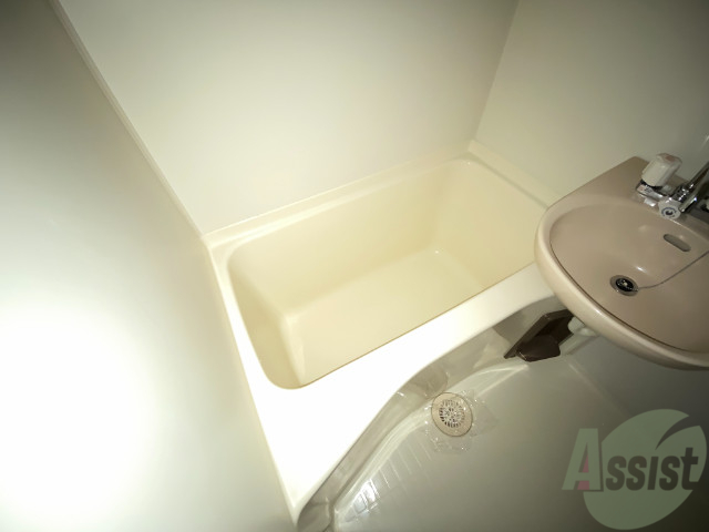 バス・シャワールーム　ユニットバスとなっており、掃除も楽ですね。