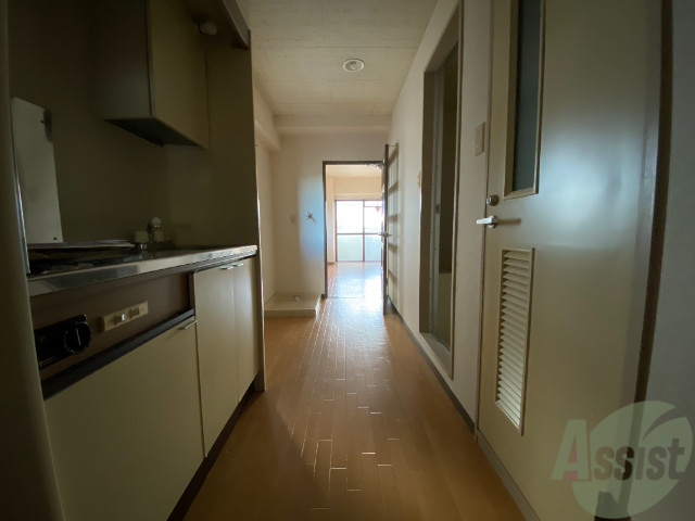 玄関　玄関から撮影しました。お部屋から眩しい光が差し込んできます。