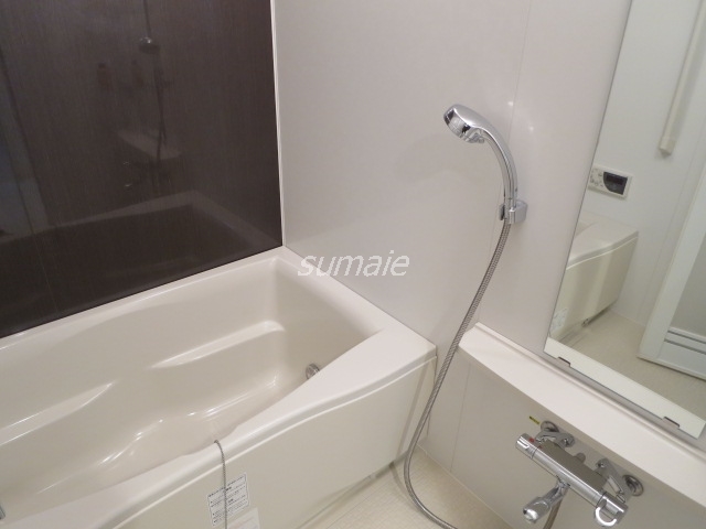 バス・シャワールーム　足を伸ばして、ゆったり入れますね♪