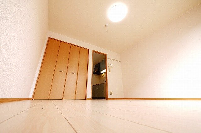 居室・リビング　テレビやテーブル、ソファーも置けそうですね。