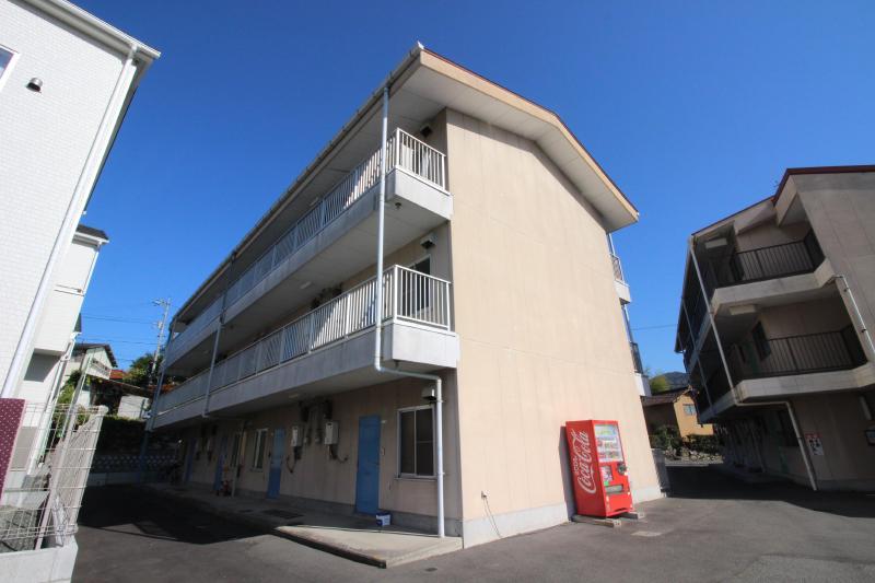 建物外観　3階建ての外観