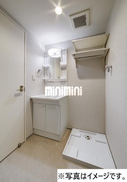 洗面設備　同一施工会社の参考画像です。