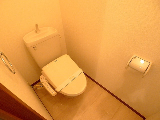 トイレ　温水洗浄便座付き