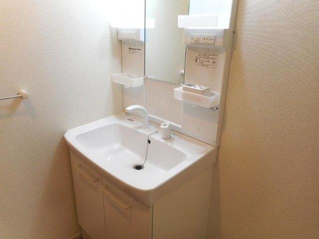 洗面設備　明るい洗面所です