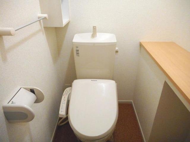 トイレ　落ち着いた色調のトイレです