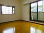 居室・リビング　洋室１０帖のお部屋になります。南向きで角部屋のお部屋です。