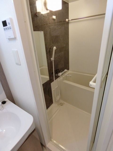 バス・シャワールーム　落ち着いた空間のお風呂です