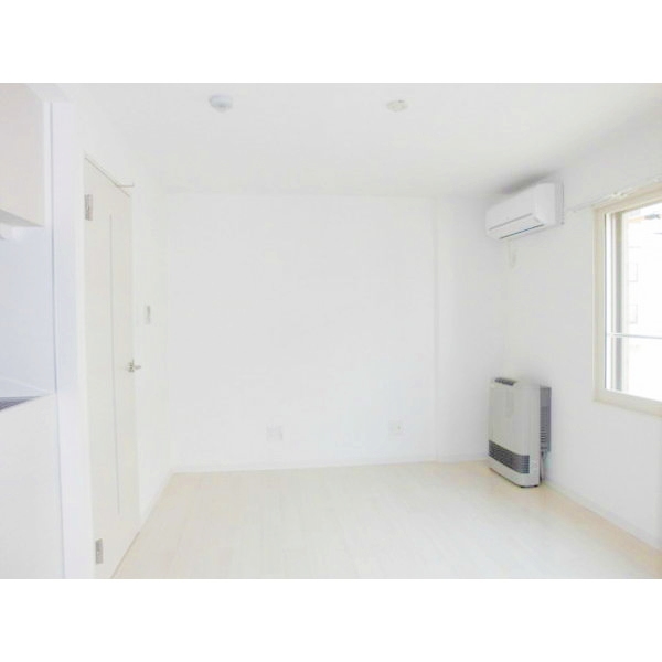 居室・リビング　明るい雰囲気で、気持ちの良いリビングです♪