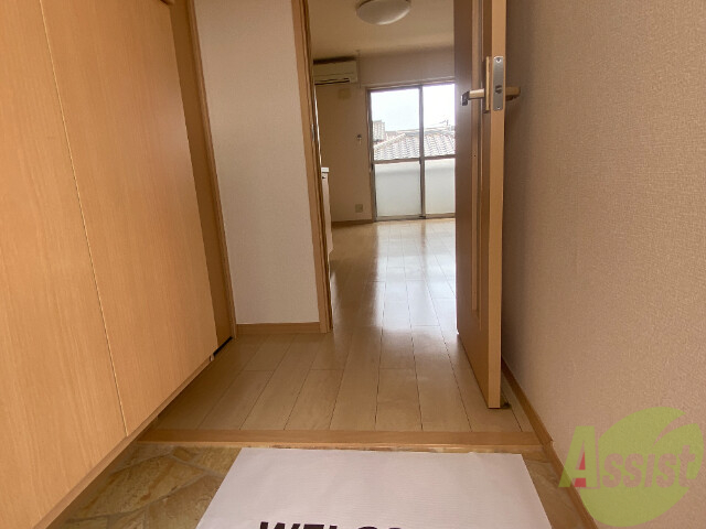 玄関　玄関は、すぐにお部屋が見えないので安心です。