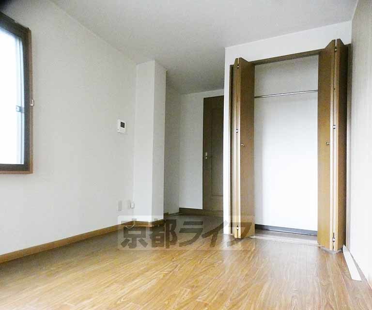 居室・リビング　角部屋で窓が２つ