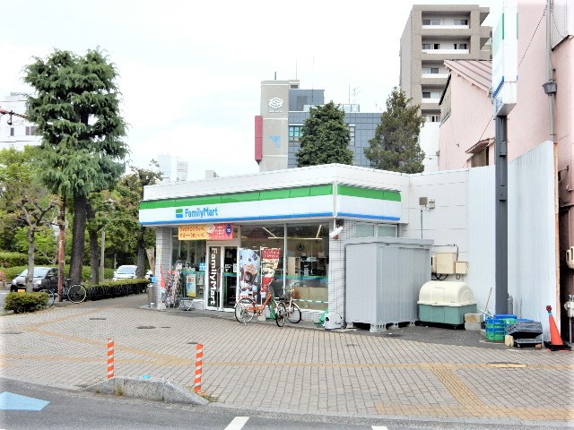 コンビニ　ファミリーマート中央町店（コンビニ）まで317m