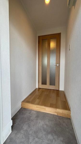 玄関　写真は入居前の過去のものです。