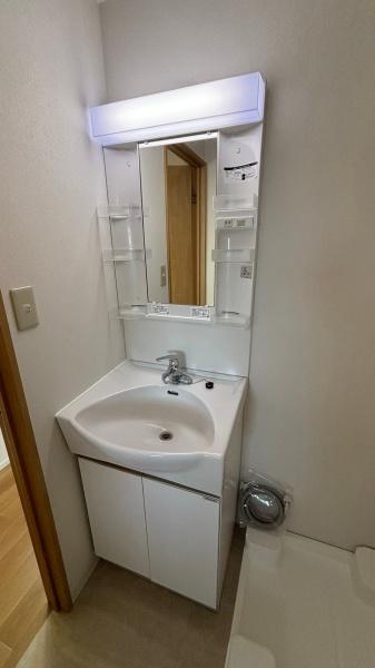 洗面設備　写真は入居前の過去のものです。