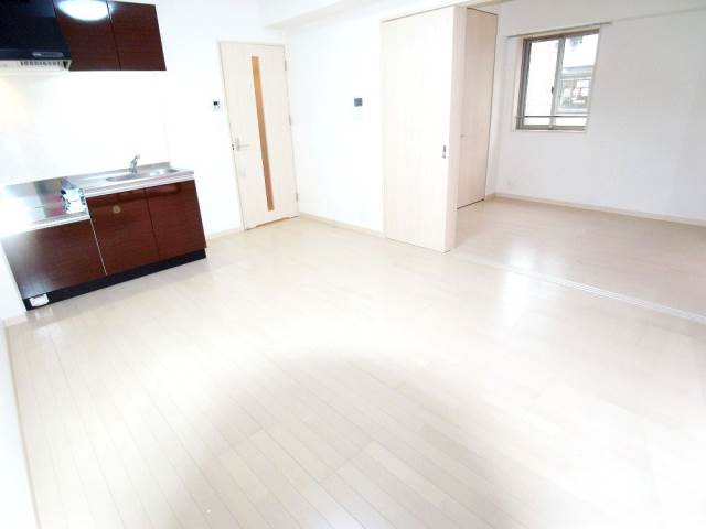 居室・リビング　人気のホワイトフローリングのお部屋です