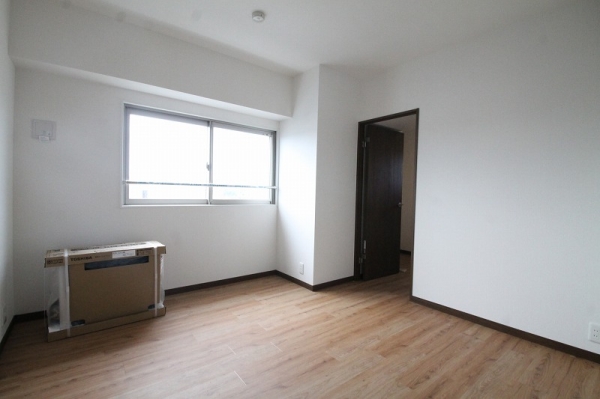 玄関　北側のお部屋ですが、白を基調としていてとても明るいです