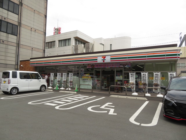 コンビニ　セブンイレブン伊勢市岩渕2丁目店（コンビニ）まで215m