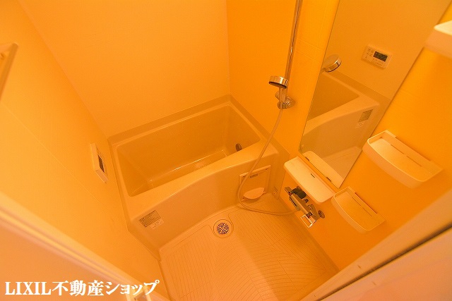 バス・シャワールーム　追い焚き＆浴室乾燥機付の浴室です。