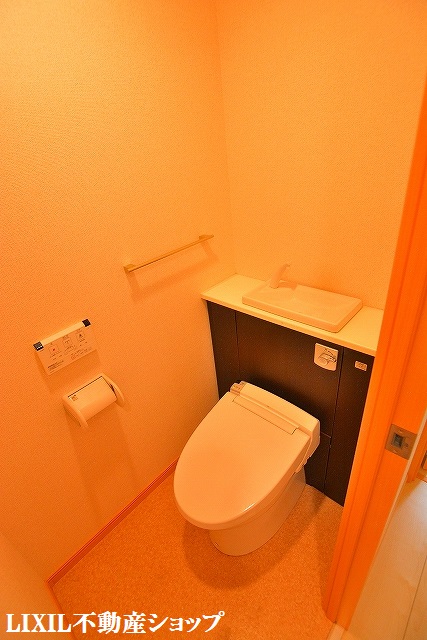 トイレ　温水洗浄便座付のトイレです。