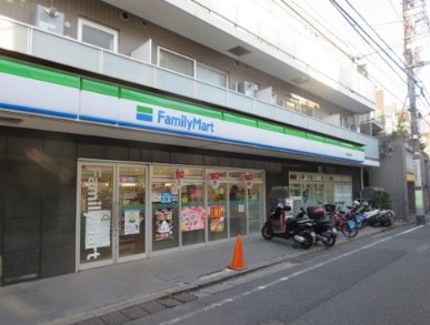 コンビニ　ファミリーマート西麻布霞町店（コンビニ）まで120m